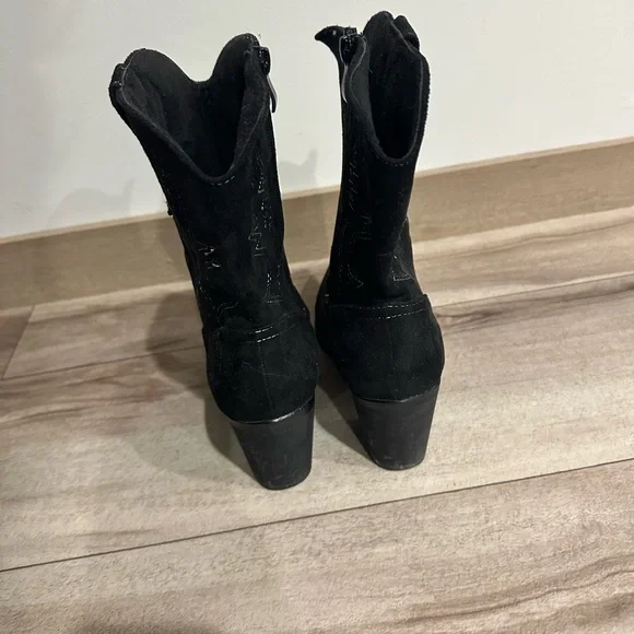 Black Heeled Western Boots - Picture 4 of 4